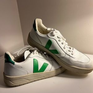 White Vejas with green detailing. V-10 Sneaker in White & Emerald, size 9